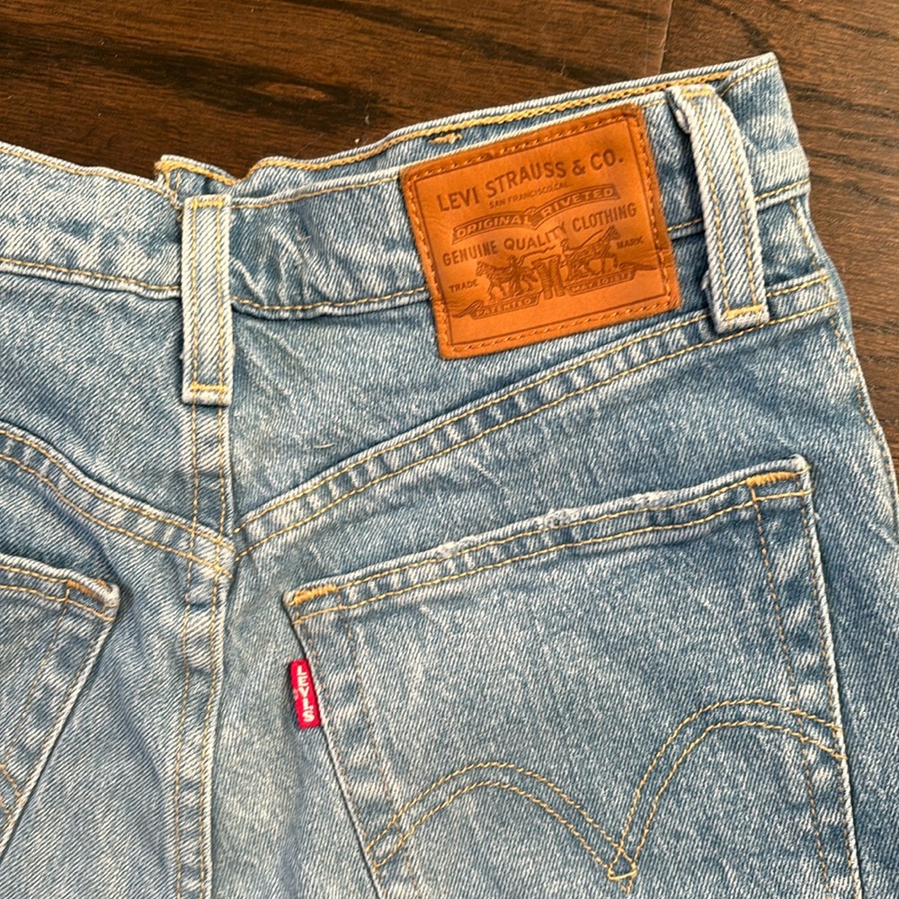 Levi’s ribcage short 
Size: 26